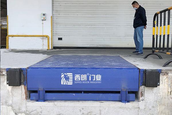装卸货车使用的装卸货平台
